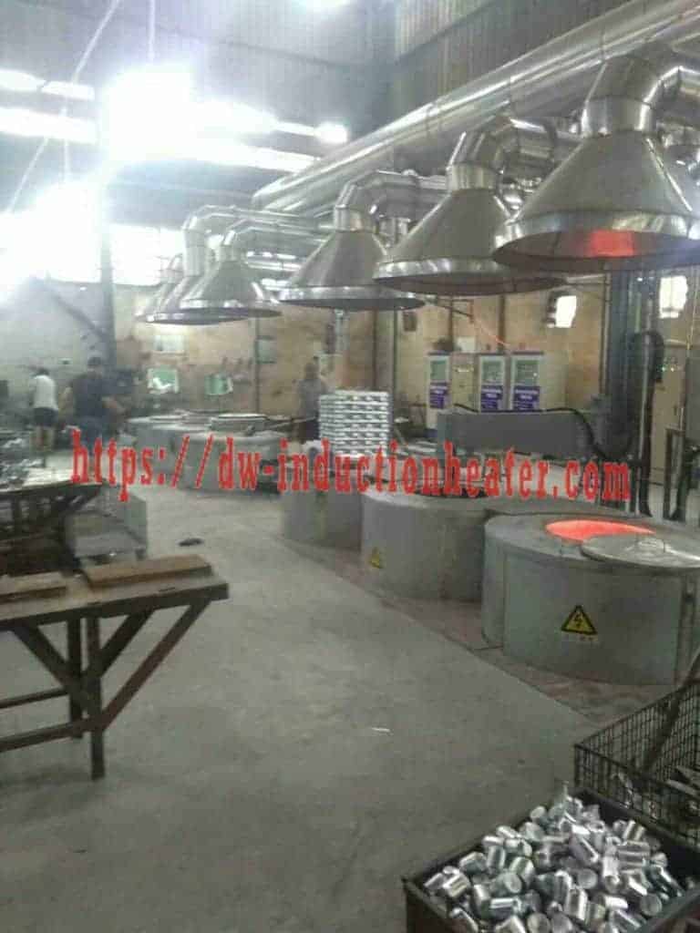 Aluminum melting furnace